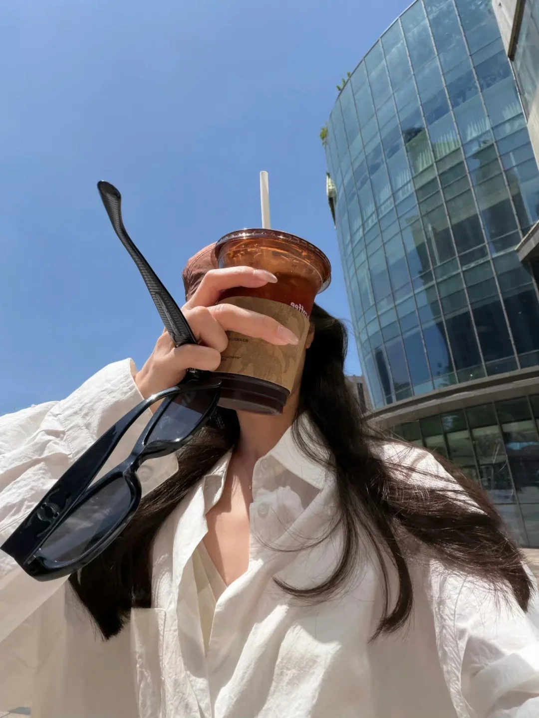 女人一旦活明白了,大概就是：没有特别想要的东西,走近的人不抗拒,离开的...