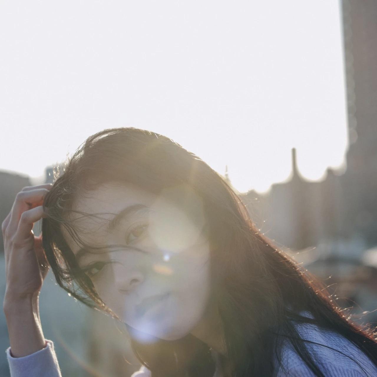 摄影作品赏析/完美的光影结合，模特浓眉大眼樱桃小嘴柳叶眉，很美中国水下摄影 昆虫