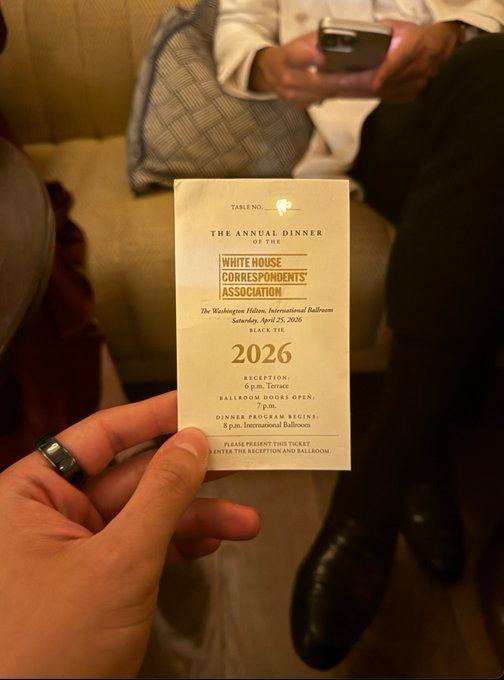 草台晚宴......[捂脸]
美国白宫记者晚宴发生枪击事件后，部分参会者随后指晚