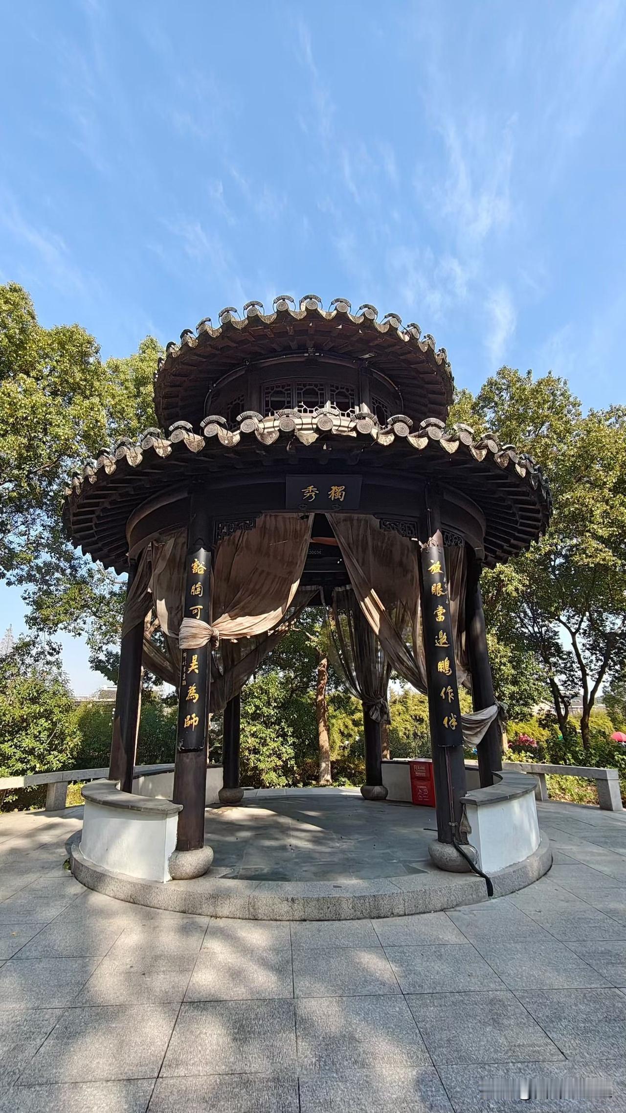 冬日暖阳下，坐在古色古香的凉亭里，静享悠闲的时光。