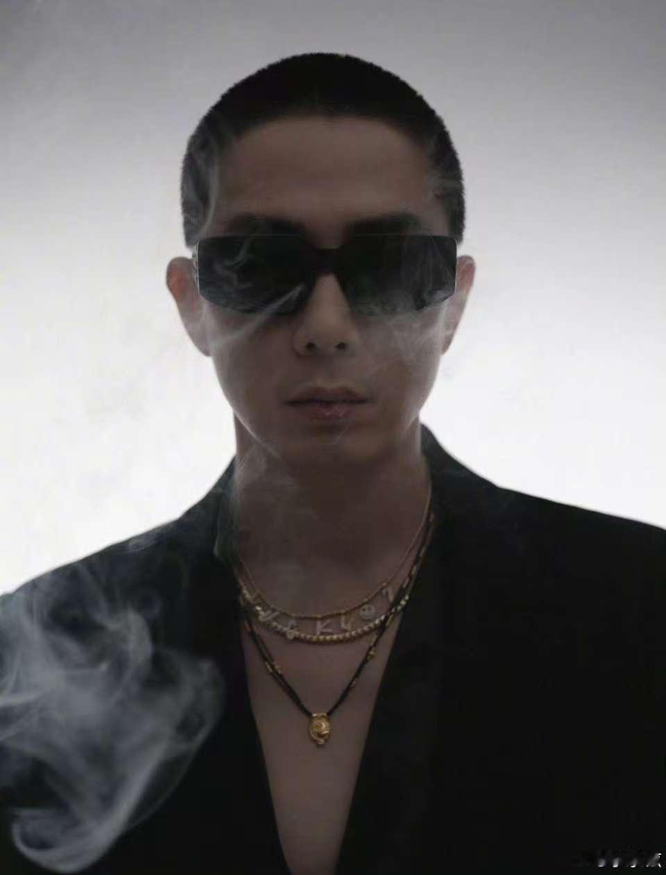 李承铉寸头墨镜造型李承铉寸头墨镜李承铉寸头墨镜 