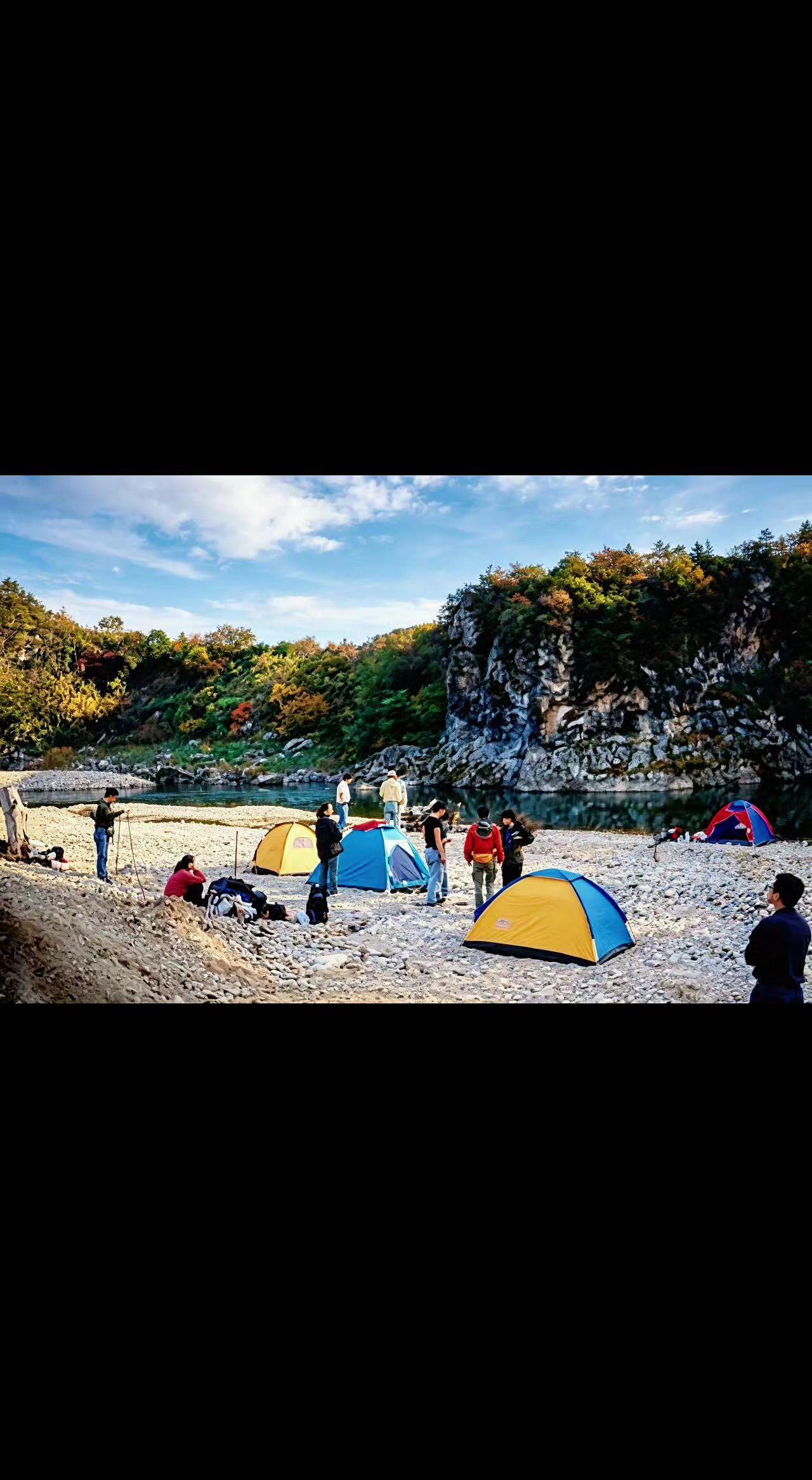 ⛰️帐篷扎在山水间，像散落的彩色贝壳🐚。风是自然的絮语，石滩上的笑声是自由在呼