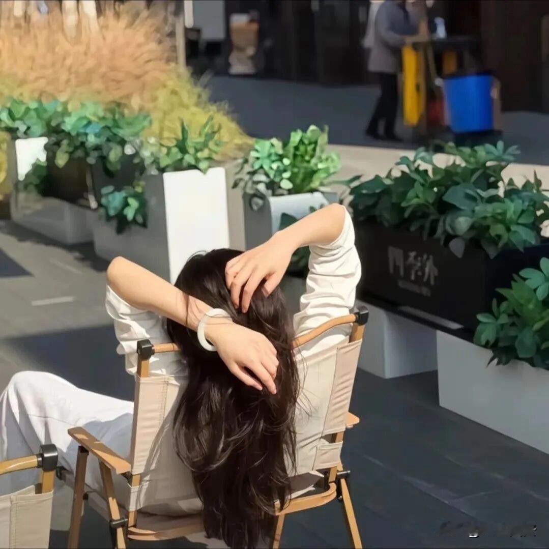 人多的地方，
你的敌人：
只有两个。
一是自己的嘴，
二是身边的熟人。

不管别