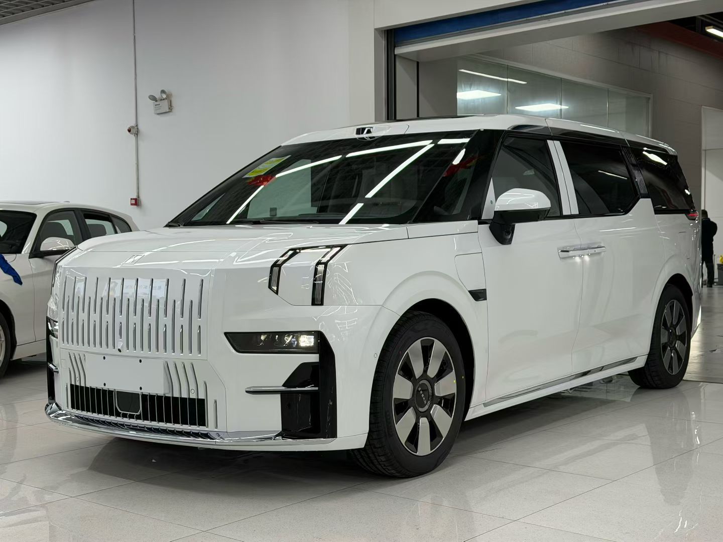 白色的极氪009六座行政版灰米内饰刚上牌就卖了，带浩瀚智驾，卖个42多，你们觉得