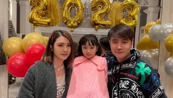 张丹峰与洪欣双双现身直播秀恩爱，女追男全程视而不见
张丹峰和洪欣离婚这场闹剧，曾