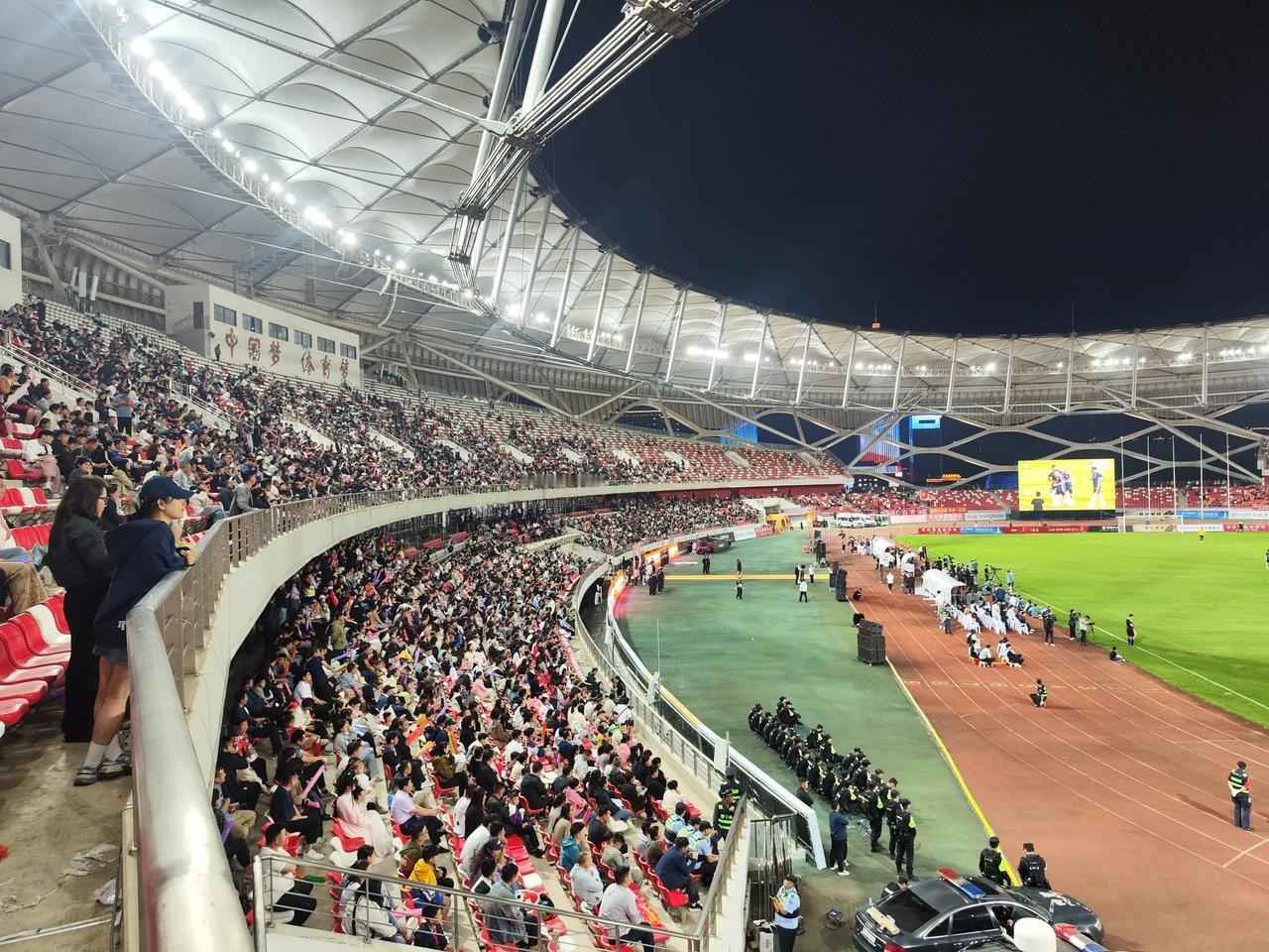 香港明星足球队第一次来枣庄，不得不说确实很有人气，去了现场估计得有一万多人。谭咏