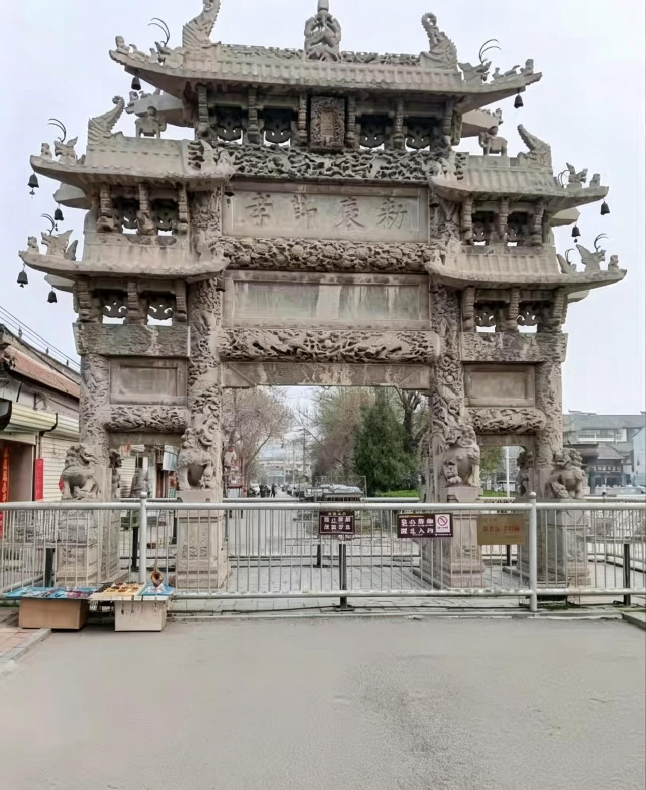 菏泽著名旅游景点——单县牌坊，为全国重点文物保护单位。
游单县牌坊
踏入单县古城