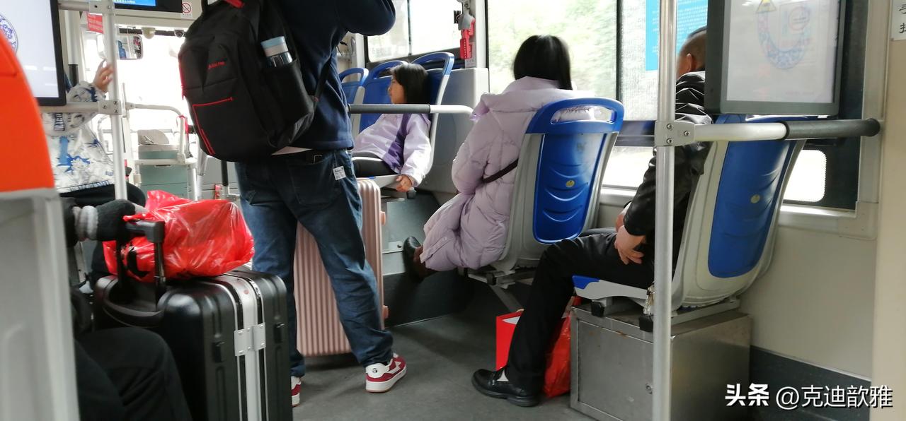 上了公交车，找个位子坐好。
刚一坐下，老伴就问我，上车的时候，他刷卡了没有。
开