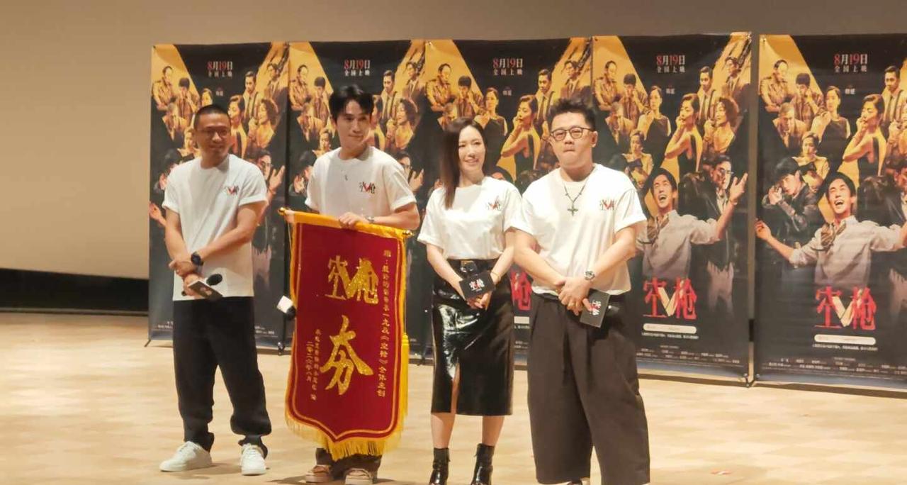 终于见到朱一龙了😇
第一次追电影路演，终于见到我最喜欢的男演员朱一龙老师，空枪