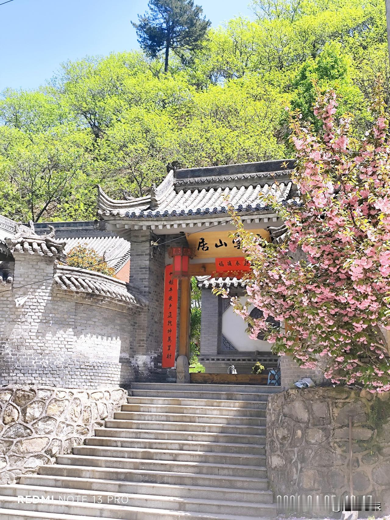 昨天去了山里的一条岔路，收获了意外惊喜。人说大山里的天气风云莫测，我觉得同样不能