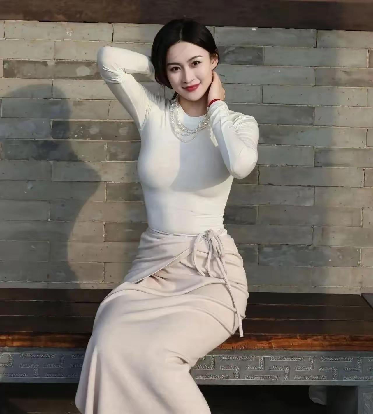 优雅白裙，砖墙背景，甜美笑容，时尚穿搭