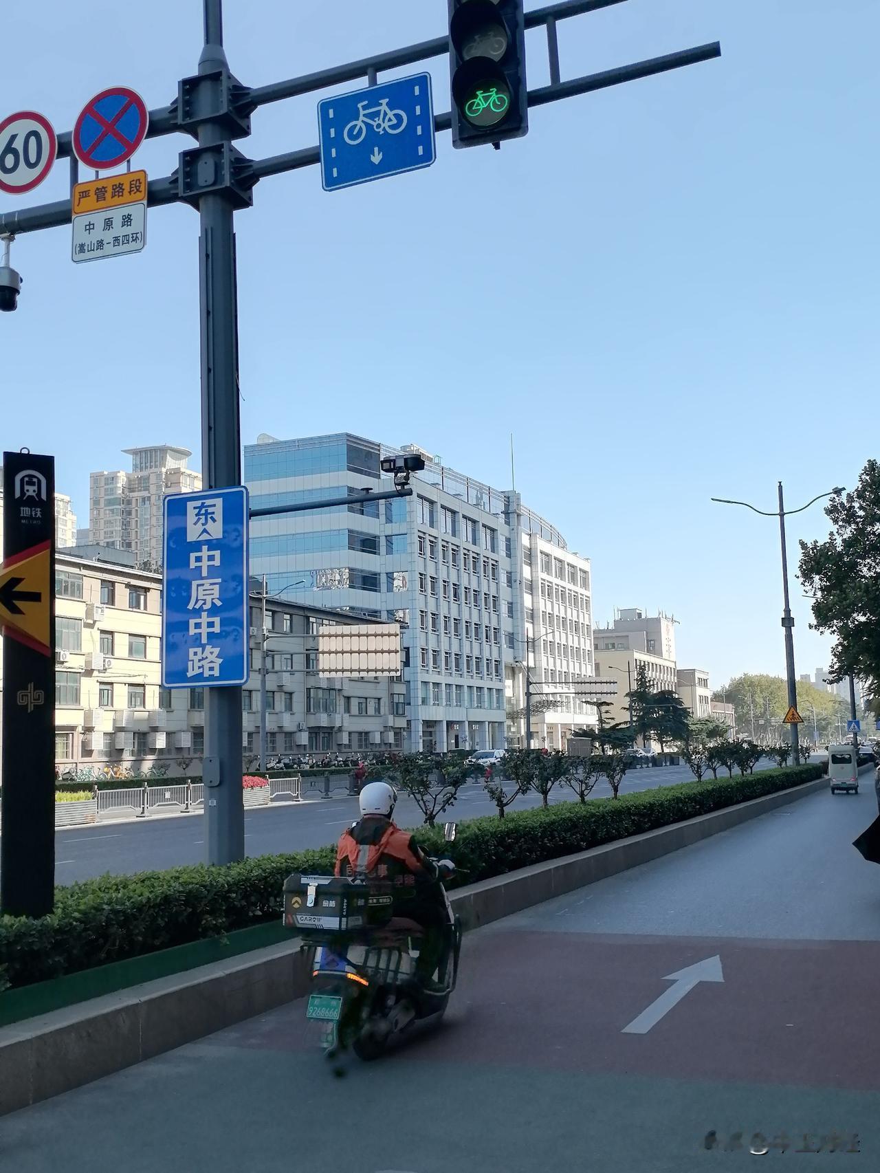 漫步于郑州街头，着实惬意。今日天气极佳，瞧瞧这宽阔的马路、高耸的星级酒店，还有静