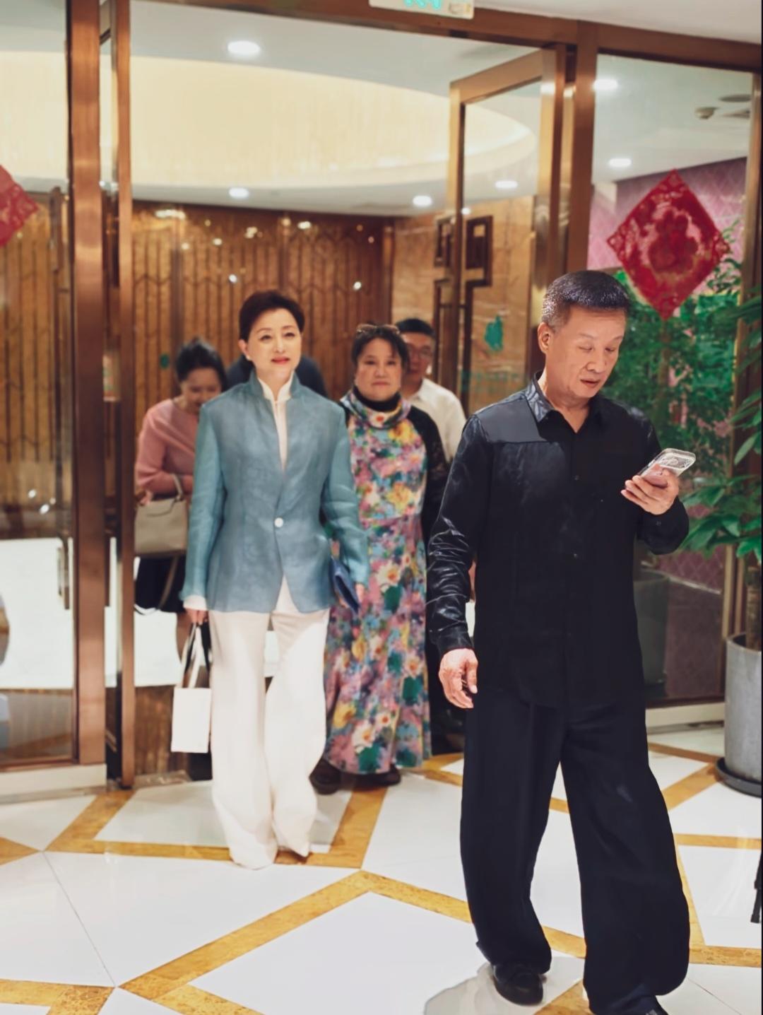 杨澜，阎维文，一前一后出现在北京国贸。
杨澜身着湖蓝色新中式立领西装+米白阔腿长