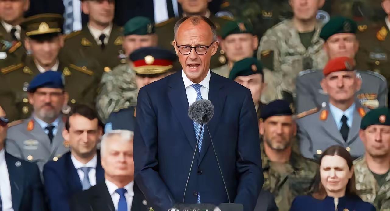 这个德国鬼子跟当年的希特勒有一拼，我说的是搞垮德国的本事有一拼。论打仗肯定是卵的