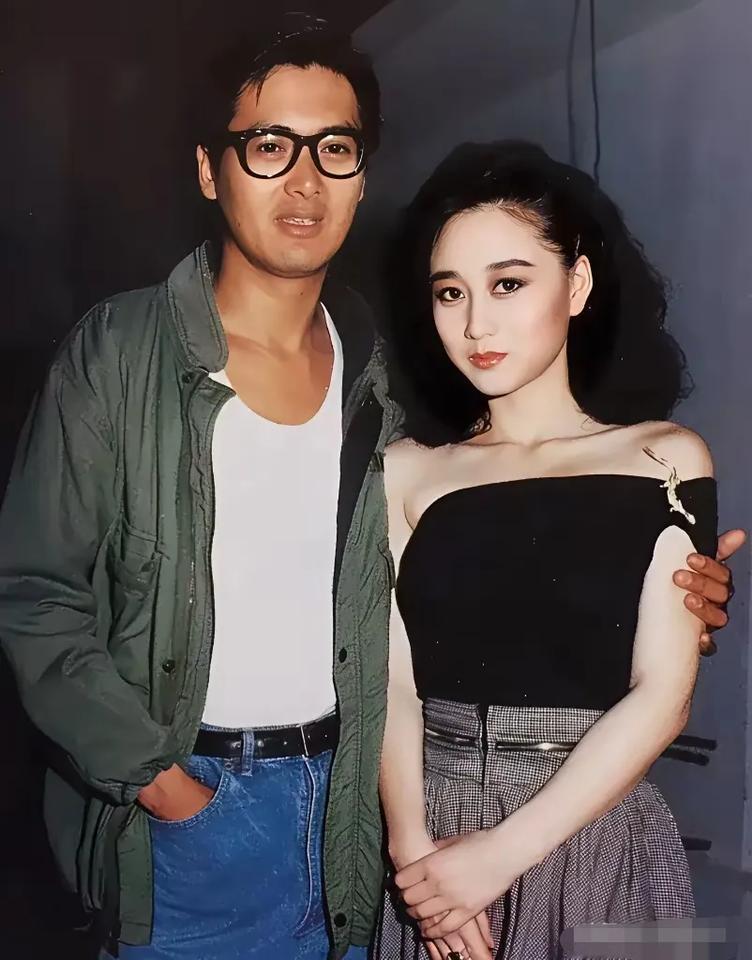 发哥戴眼镜真的很斯文啊，发哥和智姐的合影，真是经典再现，岁月如歌。