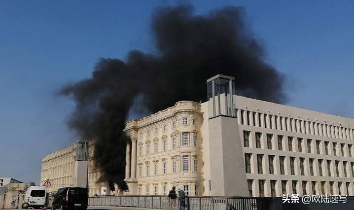 据德国媒体报道，拉滕诺边缘地带哈弗尔兰县一座存放旧纸的仓库突然起火，整栋建筑很快