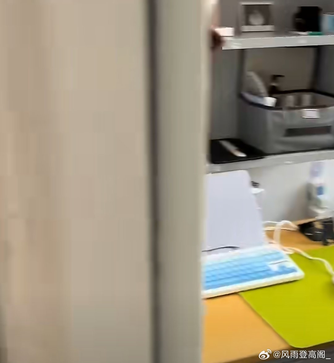 建议全国都普及这种宿舍看似不算特别大，但胜在每个人都有独立的空间，大学生其实早就