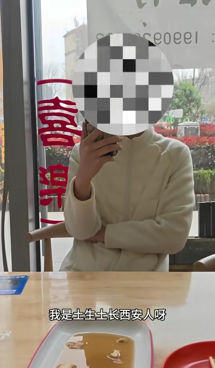 带狗进面馆还有理了？
奉劝女子别再给西安抹黑了，小狗在面馆狂吠，旁人说了句：“管