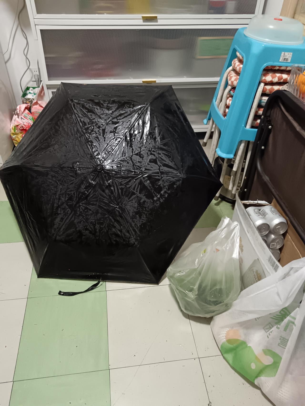 我爸实在太犟了，今天跟他吵了一架…
头天我姐劝我下雨就别过来了，我说没事儿风雨无