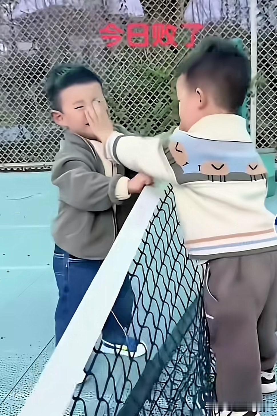 小孩子打架，大人该不该管？特别是自己孩子动手先打别人的。

自己孩子打别人，妈妈