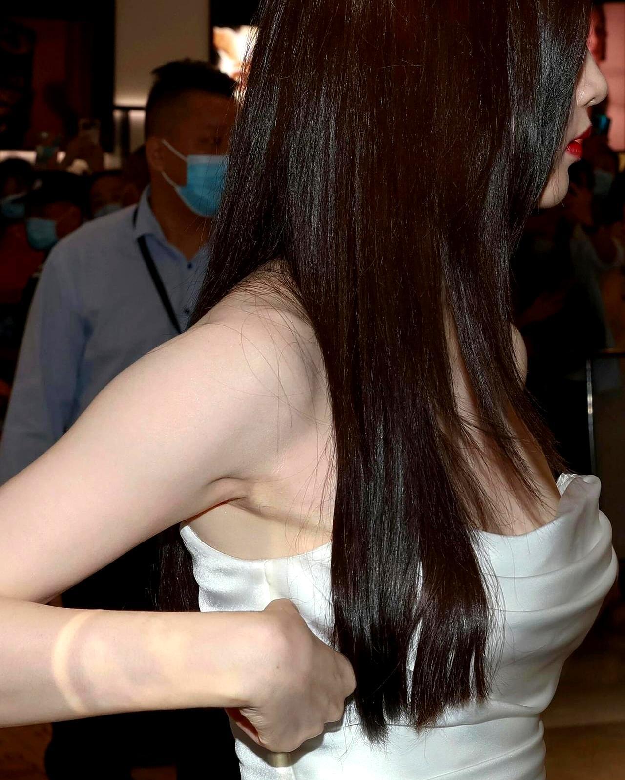 你敢信？
戛纳红毯白到反光的江疏影，转头就被骂太端着太瘦！
为了这一身冷白皮，她