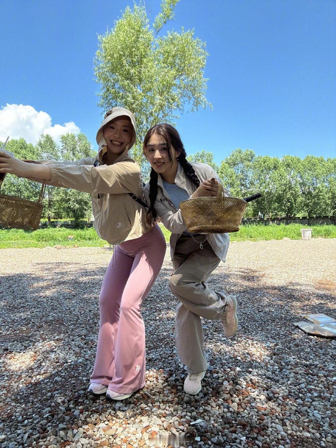 王菊张含韵友情 7月22日，晒与一起采蘑菇的合照，还形容俩人是“采蘑菇的小姑娘”