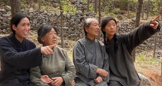 生万物群演服化道路透
真的很想批评一下《万物生》服道化组，那个年代的农村妇女不一