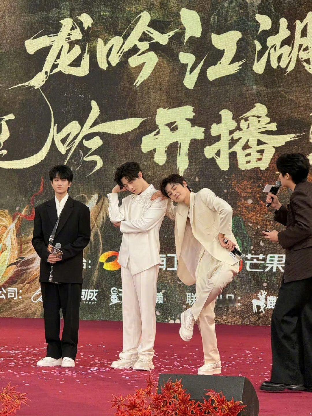 方逸伦谢彬彬时隔9年再同框九年前的帅哥时隔九年之后再同框依旧是两个帅哥！期待哥俩