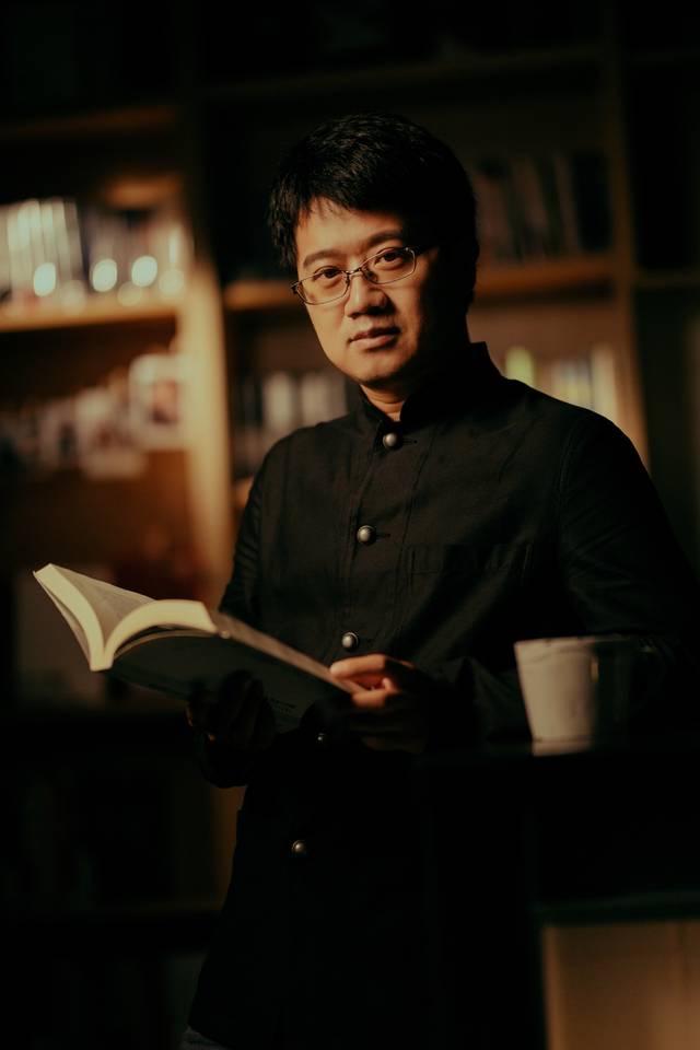 看马伯庸那十年，真觉得普通人想往上走，拼的根本不是天赋。

他大学就靠写东西小有
