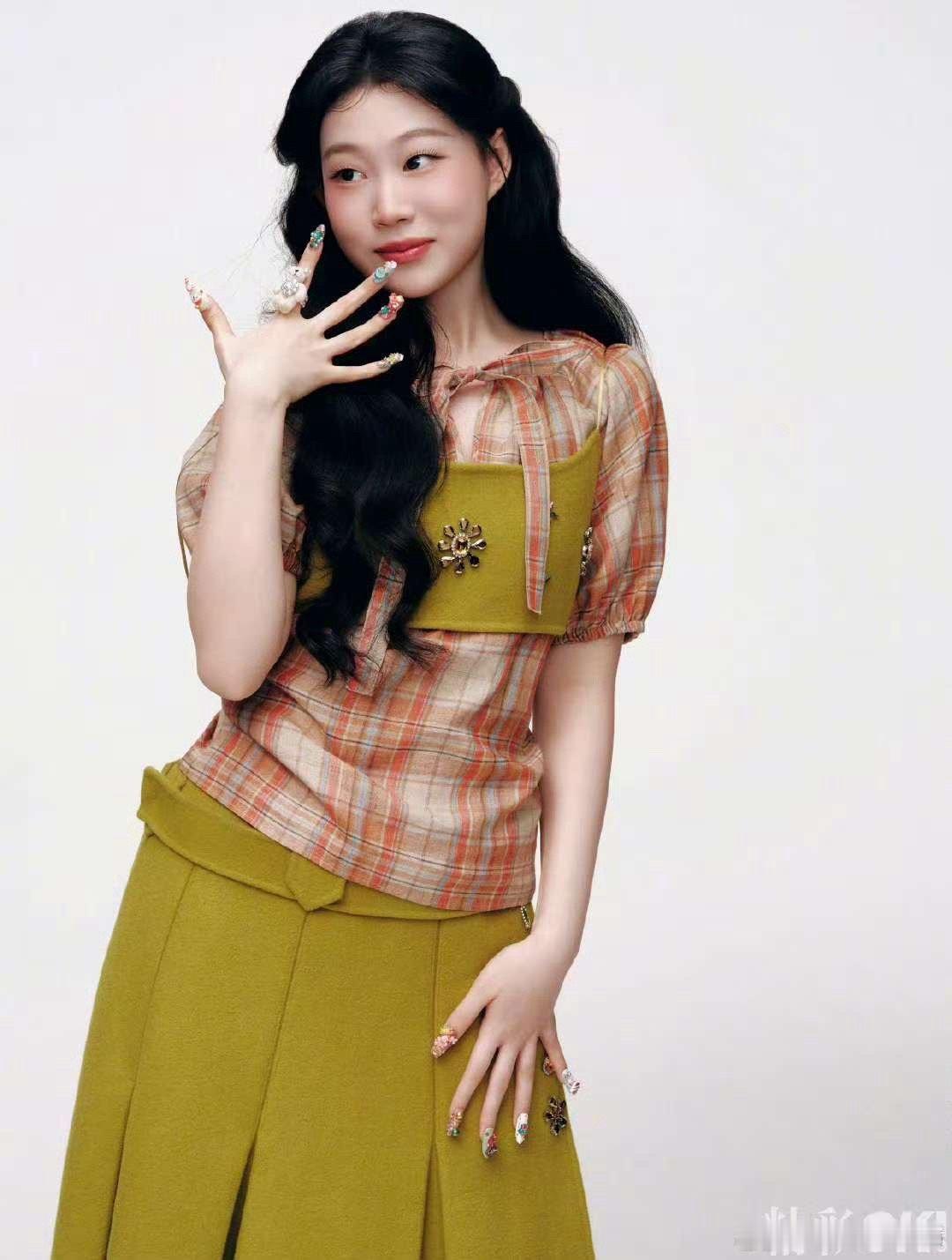 沈佳润美甲先过上圣诞了 这里看到沈佳润的杂志图，注意力全被她的美甲吸引了！圣诞元