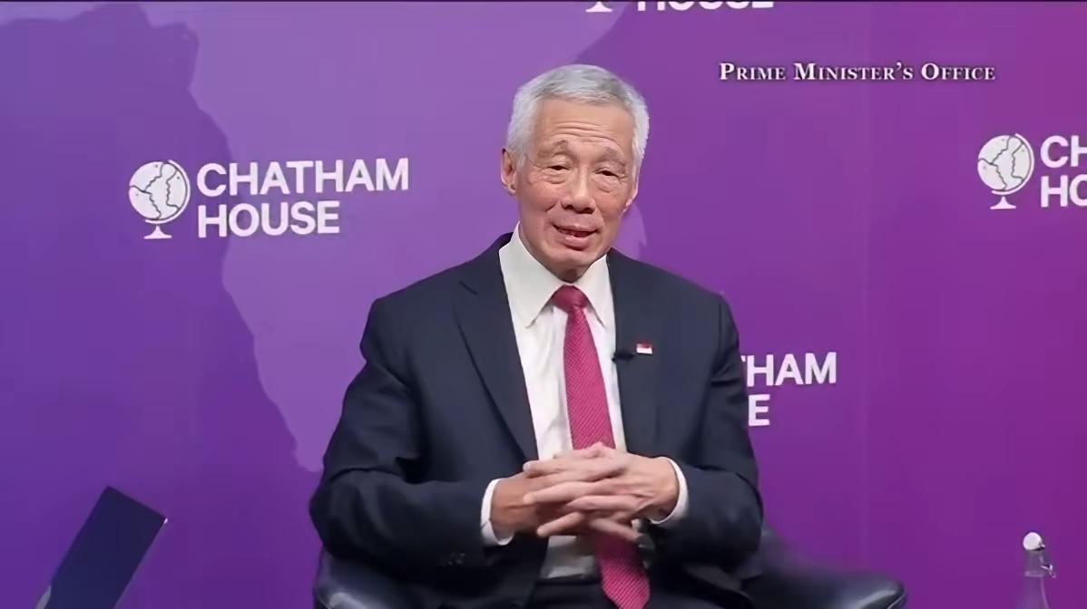 新加坡政客这段时间到处拿中国说事，受什么刺激了？10月28日，李显龙在英国皇家国