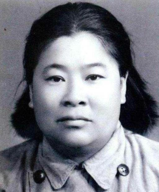 1935年，几百个持枪大汉堵在川北山隘，拦住两万红军的去路，出面单挑破局的，竟是