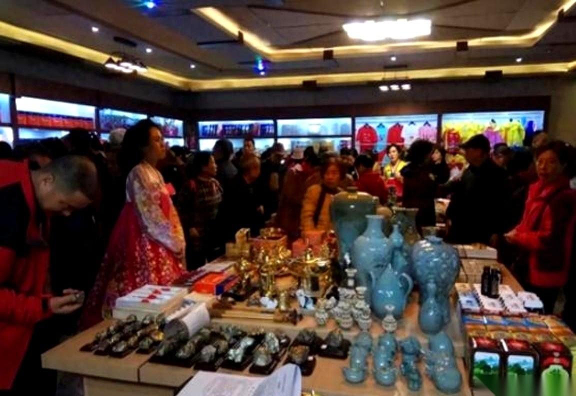 每年几十亿的货，朝鲜几乎把所有能出口的家当——超过九成都卖给了我们。
但你逛遍所