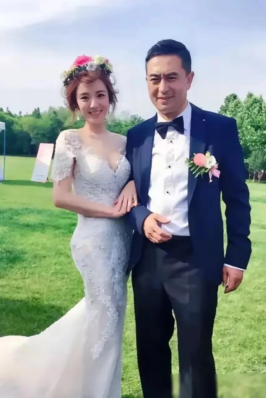 与张嘉译携手同行的是谁，不是王晓晨吧？