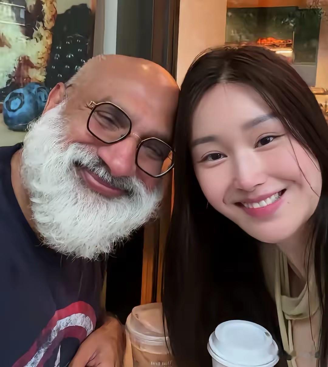 一位定居美国的华人女子，为了能拿到绿卡嫁给了一个白胡子老头。她的职业是一位穿搭博