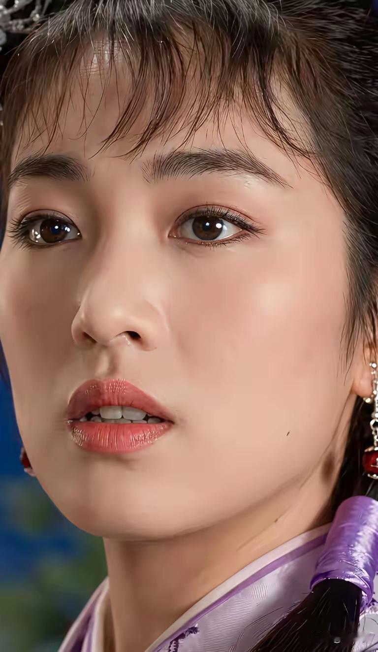 我认为
巩俐的颜值并非那种令人惊艳的类型
但她气场十足
她的魅力是从内心散发出来