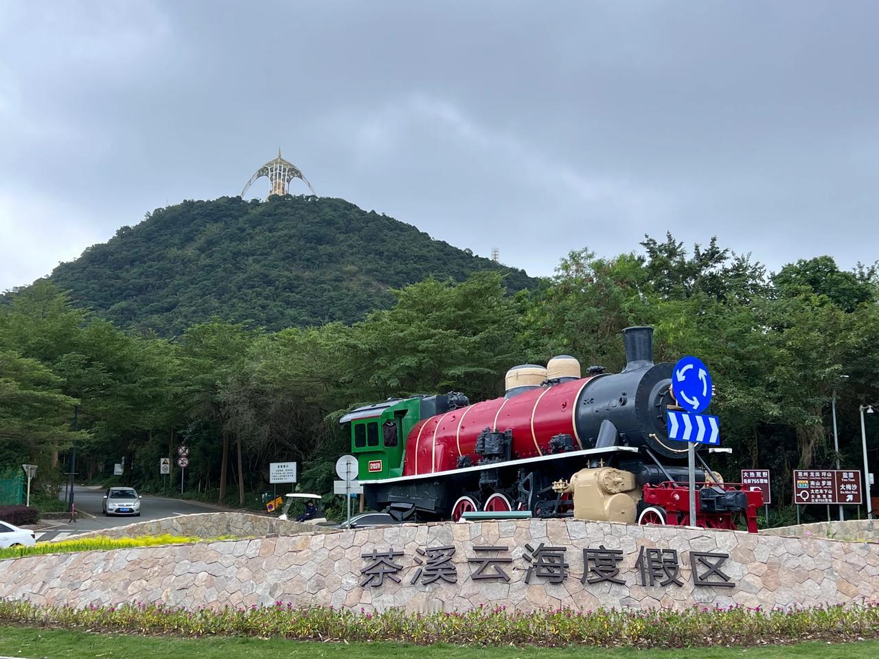 驱车盘山三登大华兴寺。
大华兴寺停车场满了，只能到茶溪谷停，多步行一公里。周末上