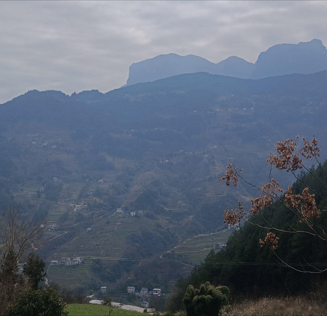 过年去拜山，现在的墓都都有墓碑，有些豪华的墓还会配置三块碑。墓碑上刻着逝者的姓名