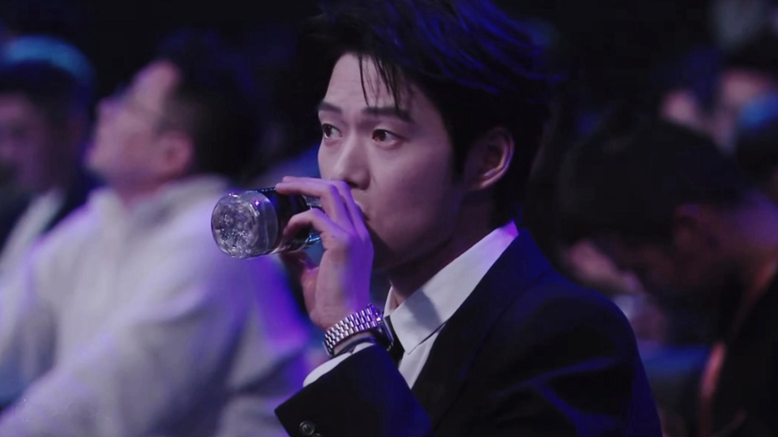 不得了了这个魏大勋喝水咋这苏微博之夜内场