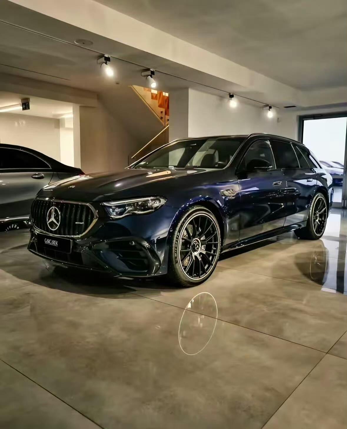 AMG E53旅行车真帅。外观很霸气，直瀑式进气格栅配大LOGO，引擎盖筋线、犀