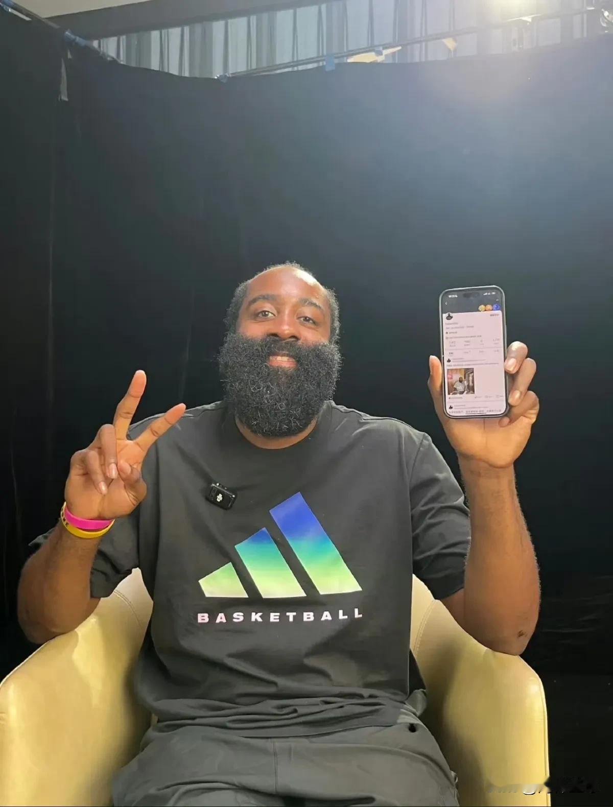 哈登虎扑上与粉丝互动，豪言拿下总冠军！

昨天，哈登在虎扑发文：“虎扑的宝子们，