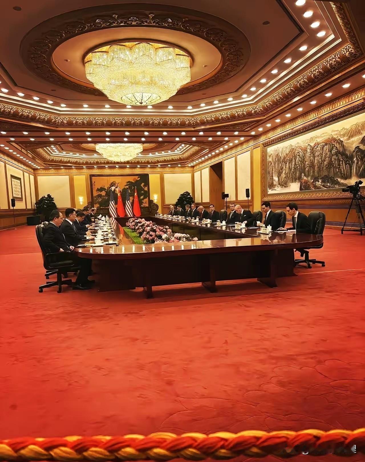 刚刷到人民大会堂东大厅的细节图，说实话，那种冲击感太强了。

70米长、16米宽