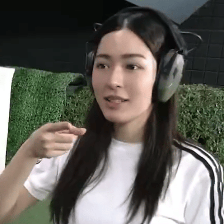 一旦接受耳机线成为猫耳朵 就上看下看左看右看都萌的不行 ​​​