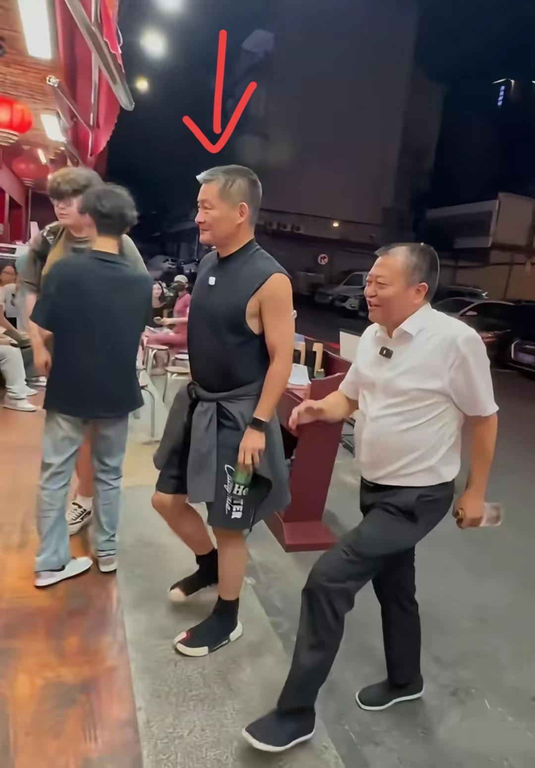 我滴个天呐！万万没想到啊！曾经那么帅气的男神，如今变成这个大爷样了！这谁还认得出