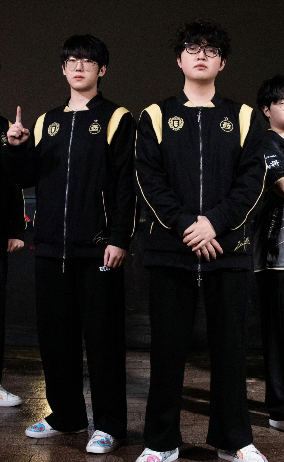 完美的，连人带脚上穿的龙鲨彩绘鞋都是完美的 ​​​