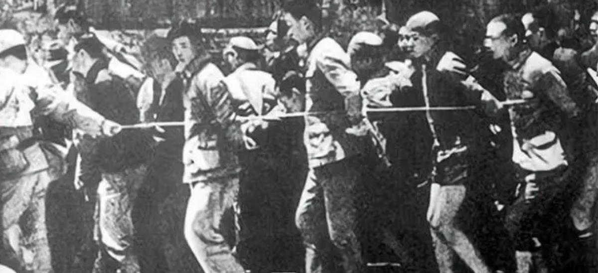 1943年，一名被俘的八路军战士，被日军押着下山碾玉米面时，房东老爷子小声地提醒