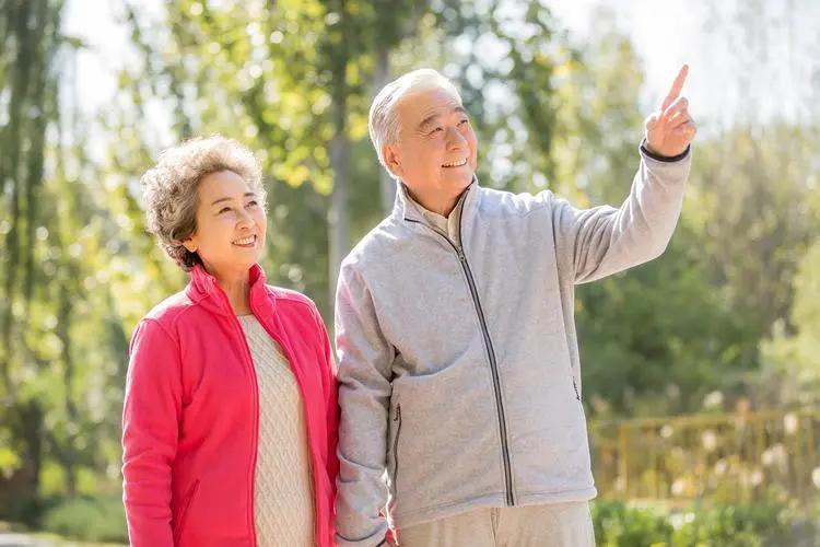 走路快和走路慢的人，谁更长寿？英国研究显示差异可能达到12年

“走得快，活得久