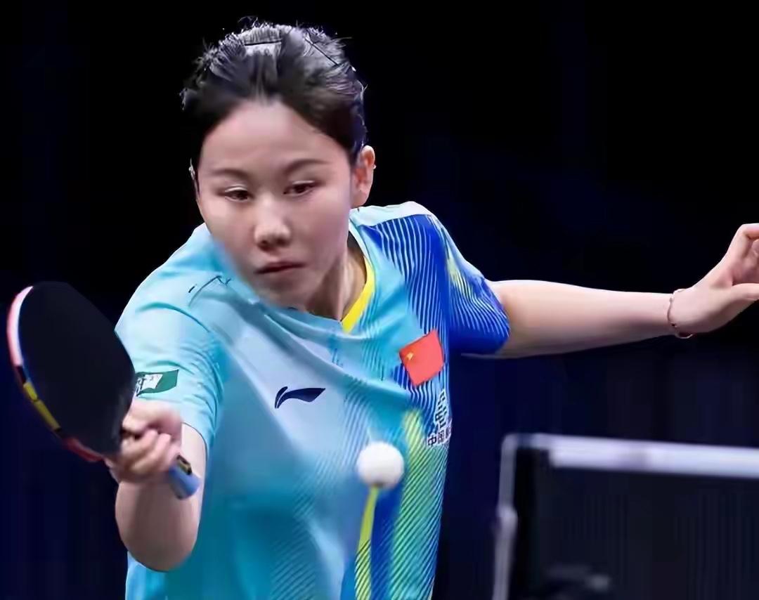 陈幸同3：0横扫队友，赛会“黑马”覃宇轩，晋级女单八强。将于孙颖莎争夺四强席位。