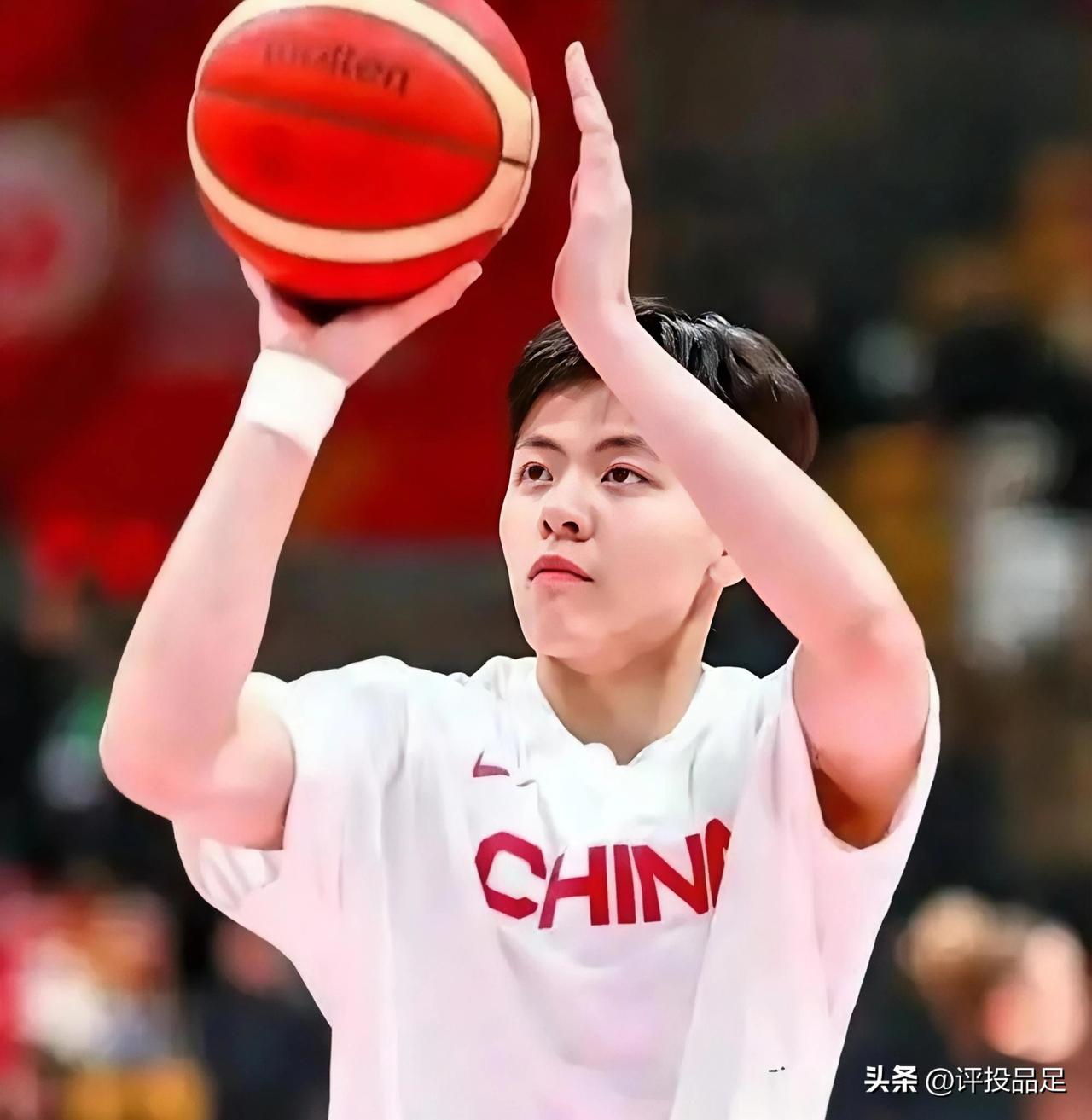 宫鲁鸣早就看出中国女篮外线投篮不准，于是要求苦练“万次投篮”三个月。可惜方式方法