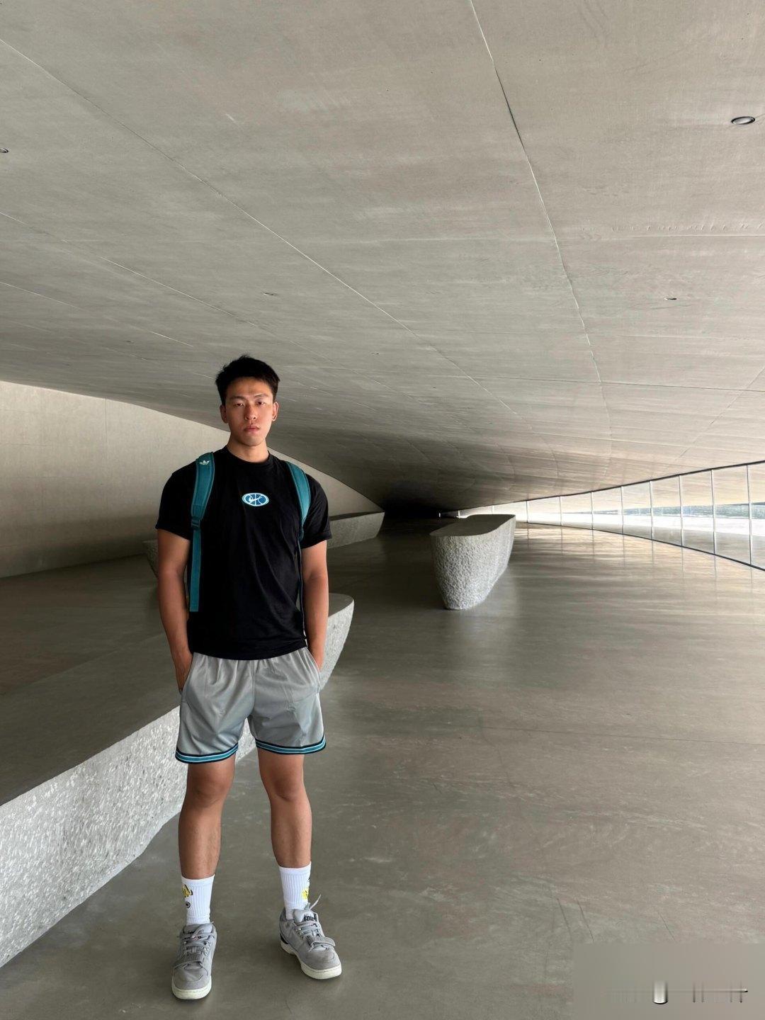黑皮体育生的小玩具

黑皮可能不是天生，但硬汉气质是独具一身的😜 平时的爱好旅
